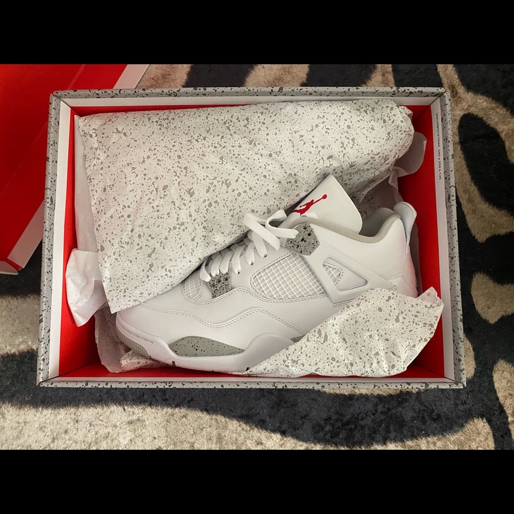 Brand New Jordan 4’s “Oreos”